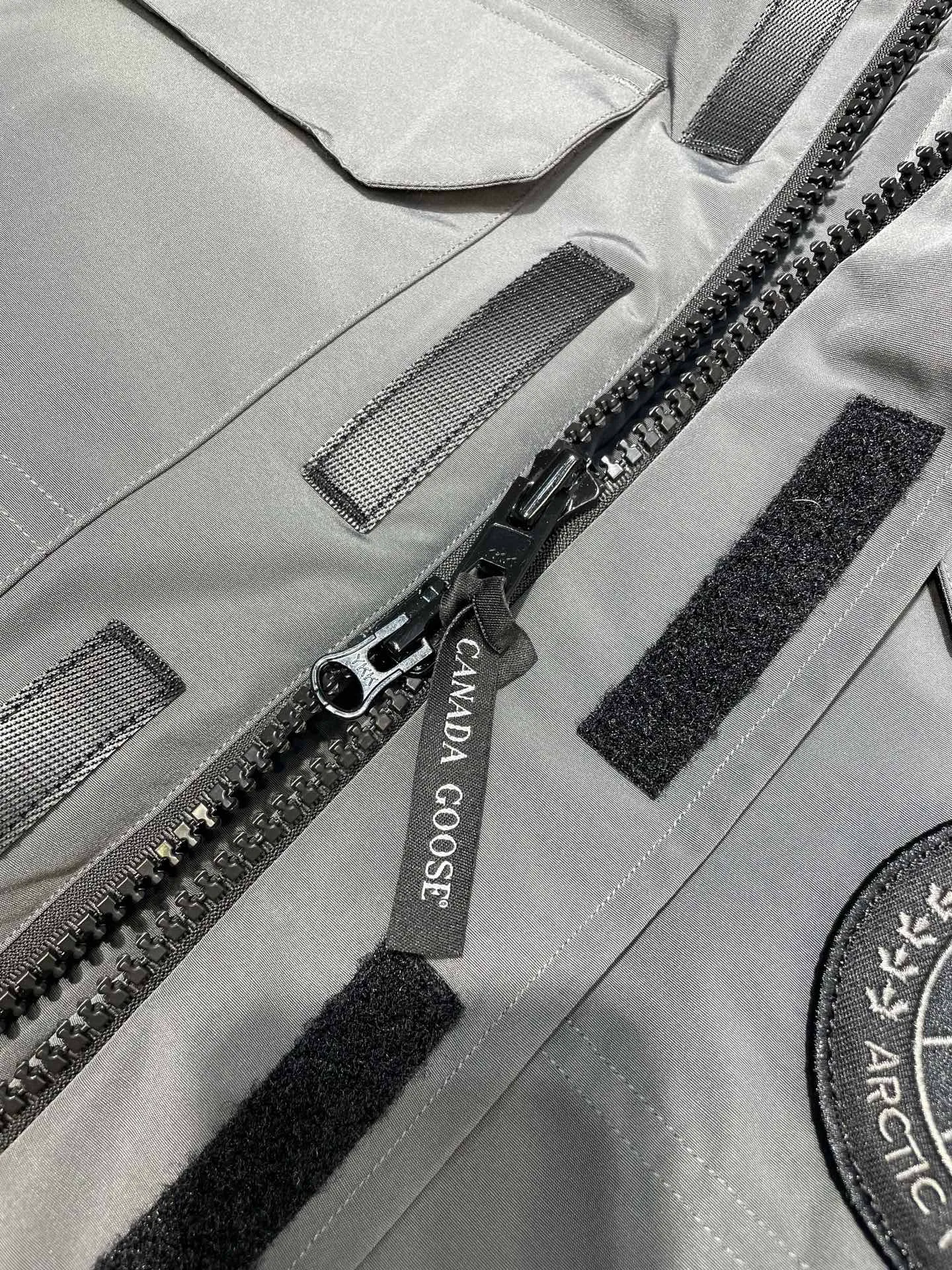 P910 special version 🌟 🇨🇦CANADA GOOES 24 new models 08 models/couple models Factory direct supply: supplying global purchasing agents, micro-business, entities, Tmall, high-end stalls and studio cooperation, free shipping! Canada Goose Expedition Parka 2008 is the same style for men and women. It is mid-length and the most timeless classic. All Arctic and Antarctic scientific expedition teams choose Canada Goose as their cold-proof equipment. It is the Rolls-Royce of down jackets. ➖ Industry-leading anti-counterfeiting chip sensing. ➖ Imported Behringer embroidery machines and customized embroidery labels, the highest level and industry leading. ➖ Imported Korean 21-count polyester-cotton blended original fabric, TC85 waterproof coated fabric, water-repellent, windproof and wear-resistant. ➖ The new national standard 80 white duck down is filled with an average of 520 grams of down. The amount of down filled is industry-leading. ➖ 100% nylon lining with double double-layer sealing design to prevent velvet running, and seamless thread design on the cuffs! ➖ Western Canadian Green Wolf Collar. ➖ Yoshida YKK provides original factory-customized electroplated sliders. YKK two-way lockable zippers are tight and smooth and do not peel off paint. ➖ 3M composite Velcro is durable and the accessories and hardware are all custom-made. Note: Our copywriting is only simple and clear. Instead of bragging about the copywriting, it is better to compare and understand with samples. Only for the purest goose, the most dedicated, the most professional, the highest quality, the highest cost performance!  Size:XS-XXL